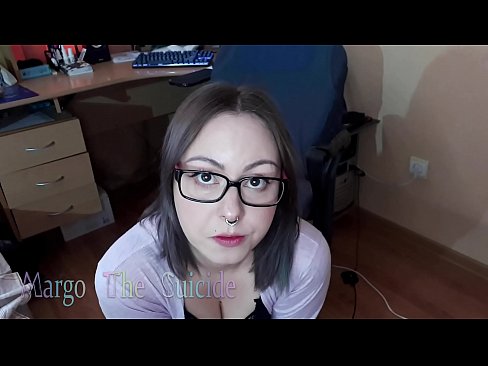 ❤️ Секси девојка са наочарима дубоко сише дилдо на камери ❤ Порно видео код нас ❤